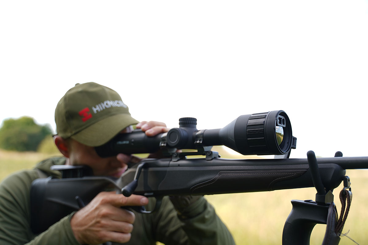 Jäger mit modernem Wärmebildgerät Zielfernrohr bei der Jagd