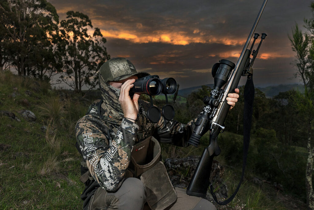 Jäger nutzt Wärmebildgerät zur Wildbeobachtung bei Nacht