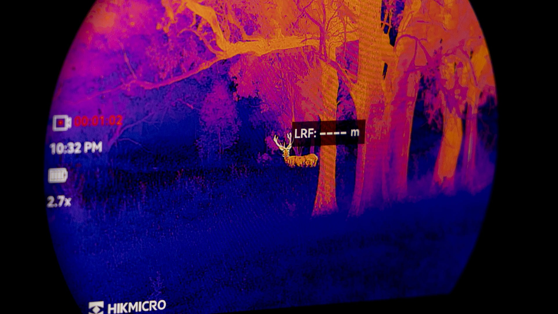 Wärmebildkamera mit Entfernungsmesser zeigt Hirsch bei Nachtjagd